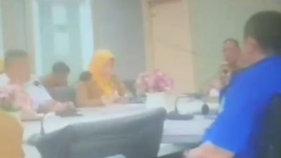 Bekasi - Kepala Divisi Pasar PT Mitra Patriot Abdul Rozak mendadak mengundurkan diri di hadapan Wali Kota Bekasi Tri Adhianto saat rapat relokasi PKL Pasar Baru. Foto: Tangkapan Video