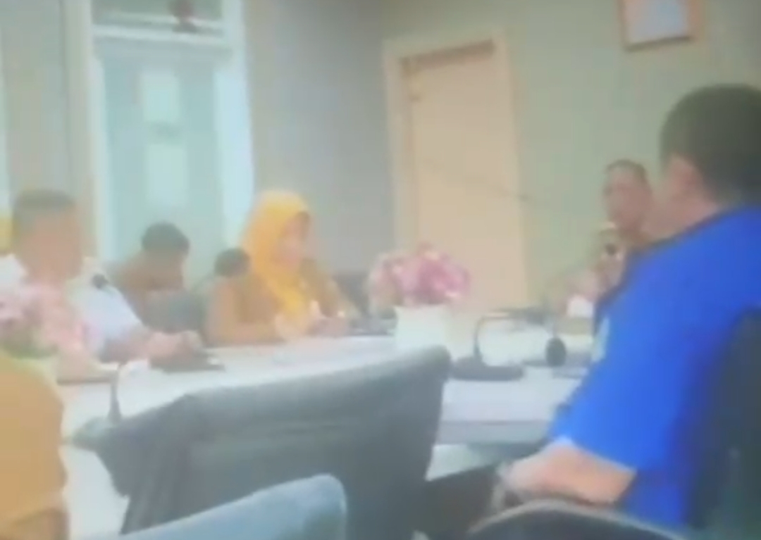Bekasi - Kepala Divisi Pasar PT Mitra Patriot Abdul Rozak mendadak mengundurkan diri di hadapan Wali Kota Bekasi Tri Adhianto saat rapat relokasi PKL Pasar Baru. Foto: Tangkapan Video
