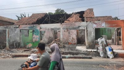 Bekasi - Kondisi bangunan milik warga yang hancur dari ledakan hingga kebakaran hebat SPBE Cimuning, Mustikajaya, Kota Bekasi. Foto: Septian/Gobekasi.id.