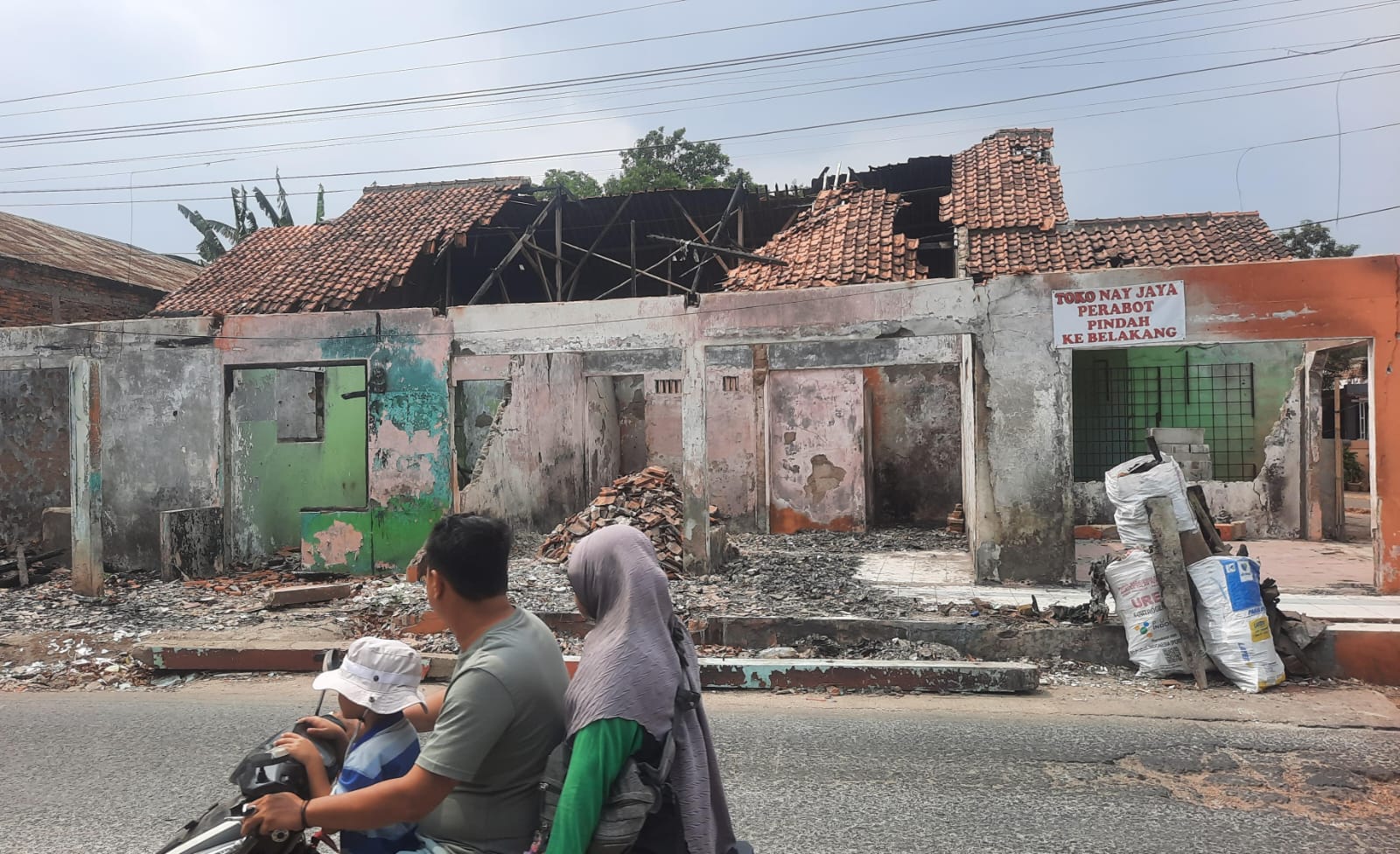 Bekasi - Kondisi bangunan milik warga yang hancur dari ledakan hingga kebakaran hebat SPBE Cimuning, Mustikajaya, Kota Bekasi. Foto: Septian/Gobekasi.id.