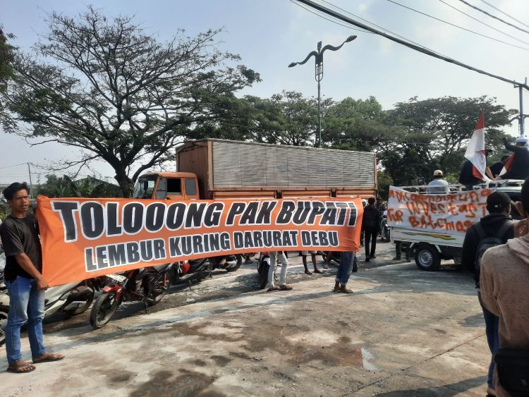 Bekasi - Massa menggelar aksi protes di sekitar Jalan Tegaldanas pada Jumat (7/8/2026). Warga meminta pemeriksaan mencakup aktivitas produksi, kelengkapan izin usaha, kesesuaian tata ruang, hingga kepatuhan terhadap regulasi lingkungan hidup. Foto: Ist
