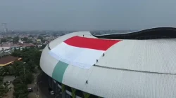 Aksi Ekstrem Pengibaran Bendera Merah Putih Raksasa di Atap Stadion Patriot