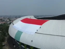 Aksi Ekstrem Pengibaran Bendera Merah Putih Raksasa di Atap Stadion Patriot