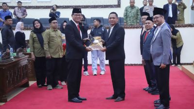 Bekasi - Plt Bupati Bekasi Asep Surya Atmaja menyerahkan Surat Keputusan (SK) Pelantikan Gubernur Jawa Barat, kepada Anggota DPRD Pengganti Antar Waktu (PAW) dr Ferry Parluhutan Sirait sisa masa Jabatan 2024 - 2029. Foto : Ist