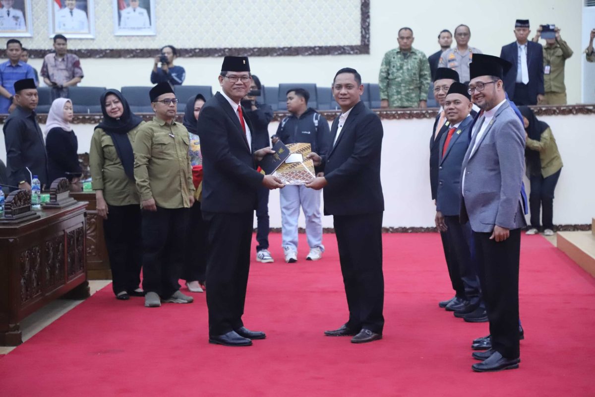 Bekasi - Plt Bupati Bekasi Asep Surya Atmaja menyerahkan Surat Keputusan (SK) Pelantikan Gubernur Jawa Barat, kepada Anggota DPRD Pengganti Antar Waktu (PAW) dr Ferry Parluhutan Sirait sisa masa Jabatan 2024 - 2029. Foto : Ist