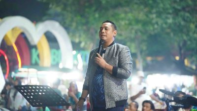 Bekasi - Plt Bupati Bekasi Asep Surya Atmaja meresmikan langsung gelaran perdana live musik di Taman Sahati bersama jajaran dinas terkait dan Aliansi Mahasiswa Cipayung Plus, Sabtu (1/8/2026) malam. Foto: Ist/Gobekasi.id.