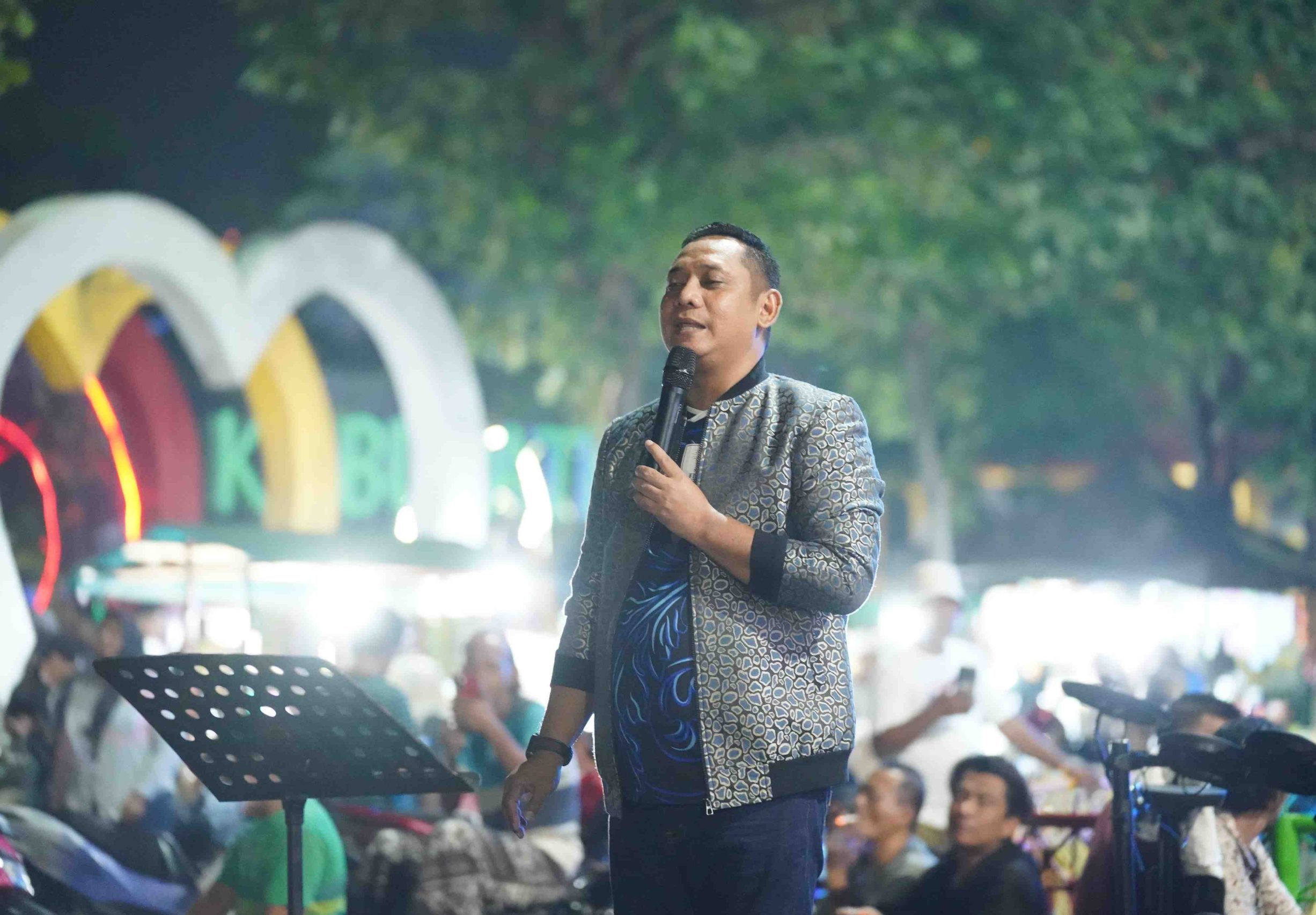 Bekasi - Plt Bupati Bekasi Asep Surya Atmaja meresmikan langsung gelaran perdana live musik di Taman Sahati bersama jajaran dinas terkait dan Aliansi Mahasiswa Cipayung Plus, Sabtu (1/8/2026) malam. Foto: Ist/Gobekasi.id.