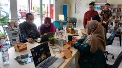 Bekasi - Jajaran Dinas Arsip dan Perpustakaan Kabupaten Bekasi mendampingi kegiatan Tim Assesor dari Perpustakaan Nasional Pusat, untuk penilaian akreditasi perpustakaan sekolah. foto : Ist