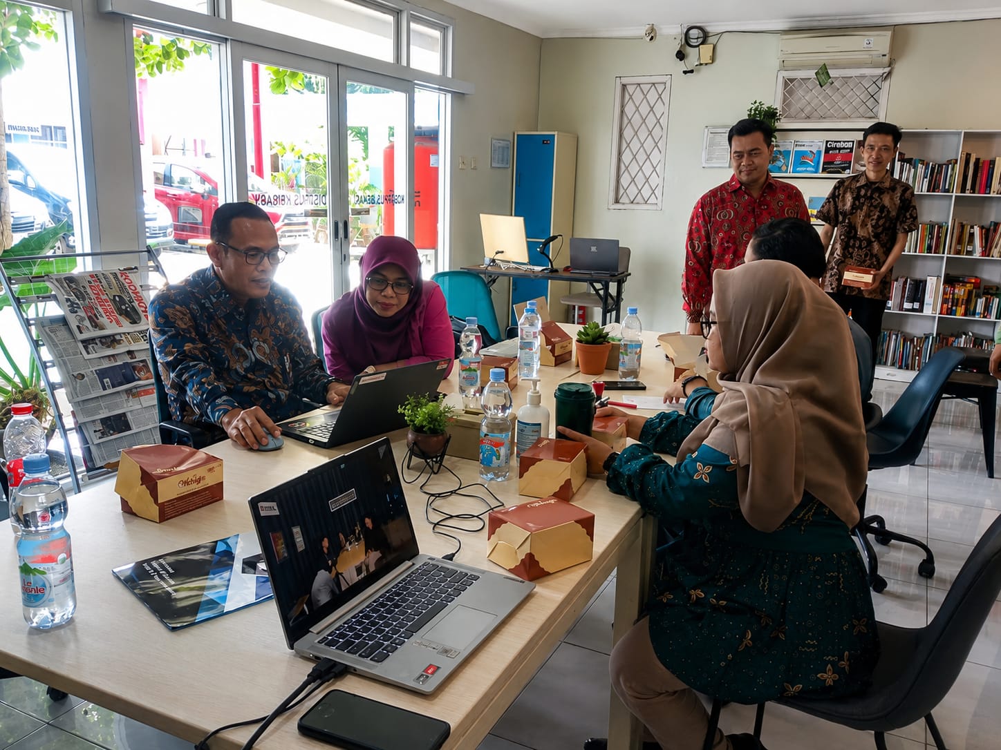 Bekasi - Jajaran Dinas Arsip dan Perpustakaan Kabupaten Bekasi mendampingi kegiatan Tim Assesor dari Perpustakaan Nasional Pusat, untuk penilaian akreditasi perpustakaan sekolah. foto : Ist
