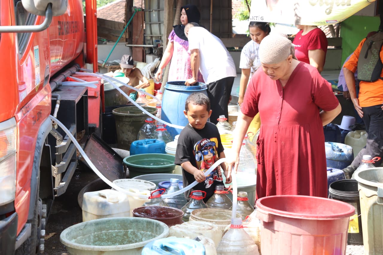 Bekasi - BPBD Kabupaten Bekasi salurkan bantuan air bersih untuk warga terdampak kekeringan kemarau. Foto: Ist/Gobekasi.id.