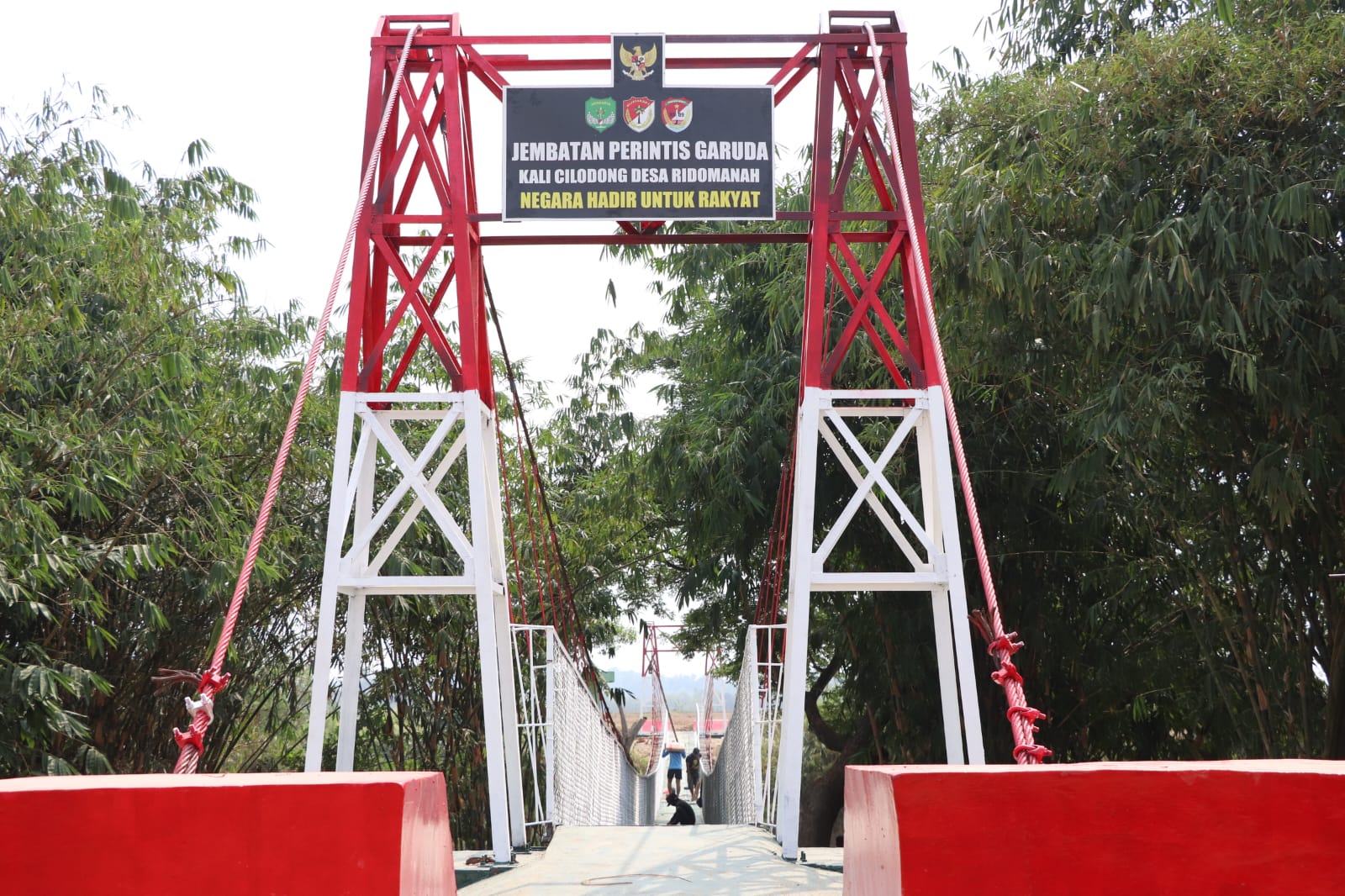 Bekasi - Pembangunan jembatan gantung sepanjang 80 meter di Kampung Cilodong, Desa Ridomanah, Kecamatan Cibarusah, Kabupaten Bekasi, menjadi upaya membuka akses masyarakat sekaligus mendukung mobilitas warga dalam menjalankan aktivitas sehari-hari. Foto: Ist/Gobekasi.id.