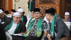 Bekasi - Plt Bupati Bekasi Asep Surya Atmaja menggagas pembangunan Museum Pahlawan Nasional KH Noer Alie di Babelan sebagai sarana edukasi dan wisata religi. Hal ini ia katakan saat menghadiri Peringatan Maulid Nabi Muhammad SAW 1448 Hijriah di Pondok Pesantren At-Taqwa, Kampung Ujung Harapan, Kelurahan Kebalen, Kecamatan Babelan, Kabupaten Bekasi, pada Selasa (25/8/2026). Foto: Ist/Gobekasi.id.