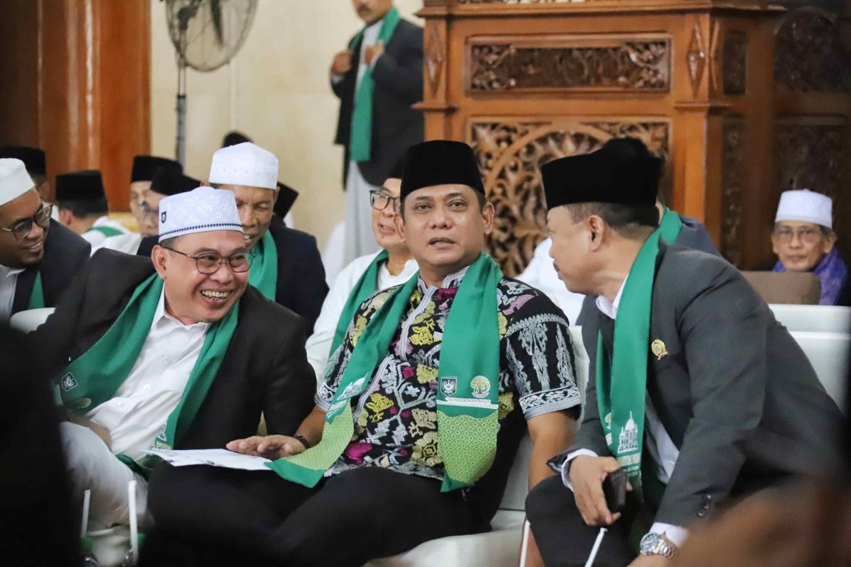 Bekasi - Plt Bupati Bekasi Asep Surya Atmaja menggagas pembangunan Museum Pahlawan Nasional KH Noer Alie di Babelan sebagai sarana edukasi dan wisata religi. Hal ini ia katakan saat menghadiri Peringatan Maulid Nabi Muhammad SAW 1448 Hijriah di Pondok Pesantren At-Taqwa, Kampung Ujung Harapan, Kelurahan Kebalen, Kecamatan Babelan, Kabupaten Bekasi, pada Selasa (25/8/2026). Foto: Ist/Gobekasi.id.