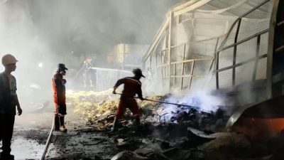 Bekasi - Gudang kardus bekas PT Prakarsa Alam Segar (produsen Mie Sedaap) di Medan Satria, Kota Bekasi, terbakar. 10 unit pemadam diterjunkan ke lokasi. Foto: Ist/Gobekasi.id.