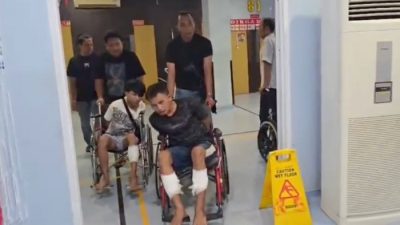 Bekasi - Dua dari tiga pelaku begal bersenjata di Tarumajaya Bekasi berhasil ditangkap tim Polda Metro Jaya. Korban sempat dibacok dan dirampas sepeda motornya. Foto: Ist/Gobekasi.id.