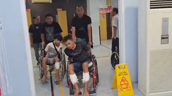 Bekasi - Dua dari tiga pelaku begal bersenjata di Tarumajaya Bekasi berhasil ditangkap tim Polda Metro Jaya. Korban sempat dibacok dan dirampas sepeda motornya. Foto: Ist/Gobekasi.id.