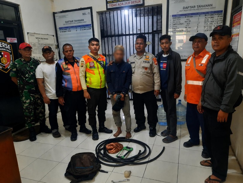 Bekasi - Pelaku pemotongan kabel sinyal kereta api di Bekasi. Foto: Ist