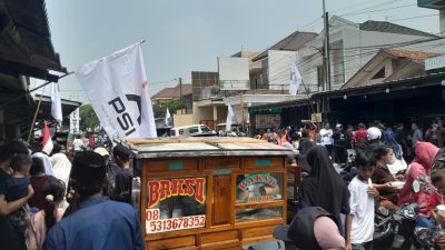 Bekasi - Warga Desa Jatireja, Kecamatan Cikarang Timur, Kabupaten Bekasi menyerbu Bakso yang disiapkan sebanyak 8.000 porsi jelang kedatang Presiden Republik Indonesia ke-7 Joko Widodo atau Jokowi, Minggu (27/9/2026). Foto: Ist