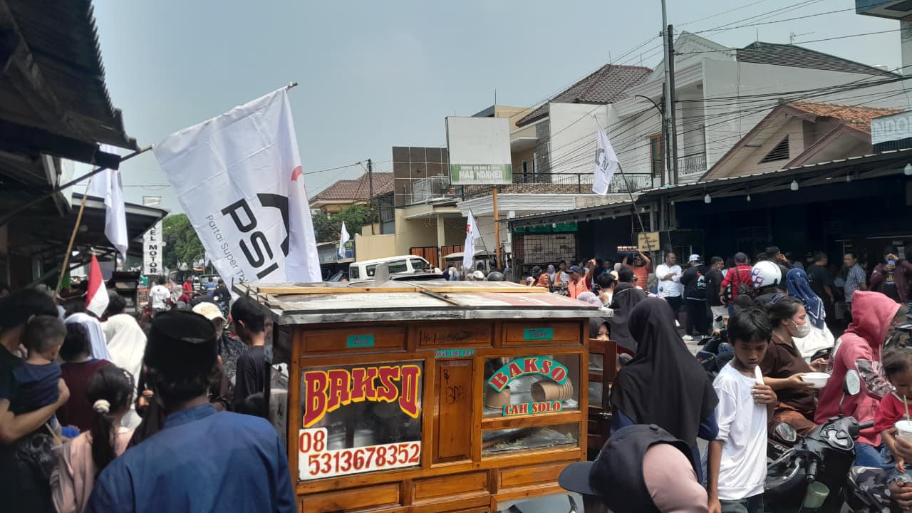 Bekasi - Warga Desa Jatireja, Kecamatan Cikarang Timur, Kabupaten Bekasi menyerbu Bakso yang disiapkan sebanyak 8.000 porsi jelang kedatang Presiden Republik Indonesia ke-7 Joko Widodo atau Jokowi, Minggu (27/9/2026). Foto: Ist