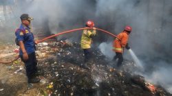 Bekasi - Petugas Disdamkarmat Kota Bekasi memadamkan api yang membakar lahan kosong seluas 6.000 meter akibat Pembakaran sampah sembarangan di Bekasi Barat, Kamis (3/9/2026). Foto: Ist/Gobekasi.id.
