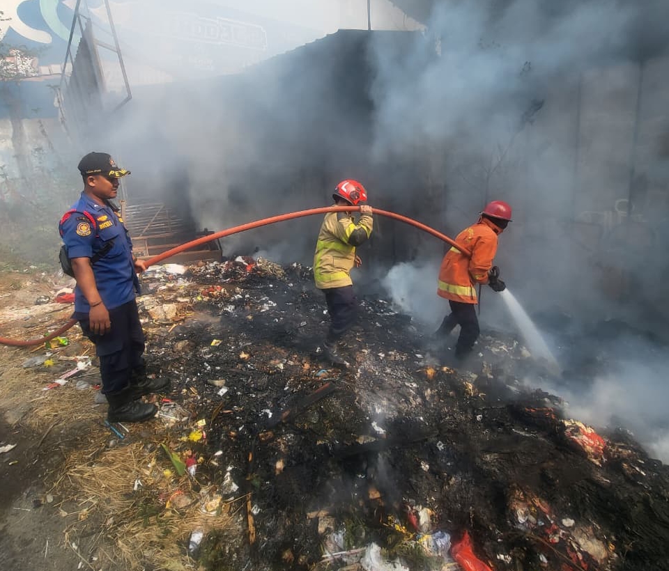 Bekasi - Petugas Disdamkarmat Kota Bekasi memadamkan api yang membakar lahan kosong seluas 6.000 meter akibat Pembakaran sampah sembarangan di Bekasi Barat, Kamis (3/9/2026). Foto: Ist/Gobekasi.id.
