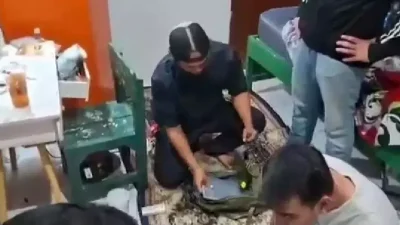 Bekasi - Subdit Jatanras Polda Metro Jaya menangkap tiga residivis pembobol mobil berinisial EY, DV, dan FM yang menggasak alat fotografi senilai Rp 47 juta di Jakasampurna, Bekasi Foto: Ist/Gobekasi.id.