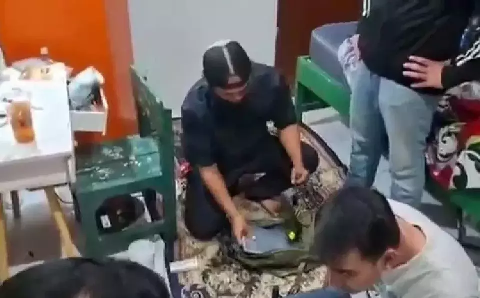 Bekasi - Subdit Jatanras Polda Metro Jaya menangkap tiga residivis pembobol mobil berinisial EY, DV, dan FM yang menggasak alat fotografi senilai Rp 47 juta di Jakasampurna, Bekasi Foto: Ist/Gobekasi.id.
