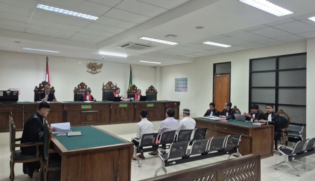 Bekasi - Pemeriksaan saksi-saksi yang mengungkap fakta baru terkait peran anggota DPRD Kabupaten Bekasi, Nyumarno, bersama dua terdakwa lainnya kembali digelar di Pengadilan Negeri Cikarang pada Senin (28/9/2026) petang. Foto: Ist