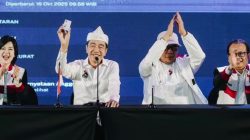 Bekasi - Presiden ke-7 Republik Indonesia saat menunjukan KTA PSI. Foto: Ist