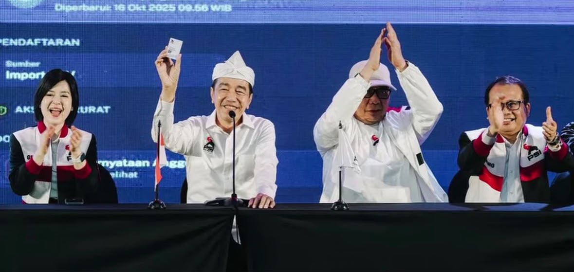 Bekasi - Presiden ke-7 Republik Indonesia saat menunjukan KTA PSI. Foto: Ist