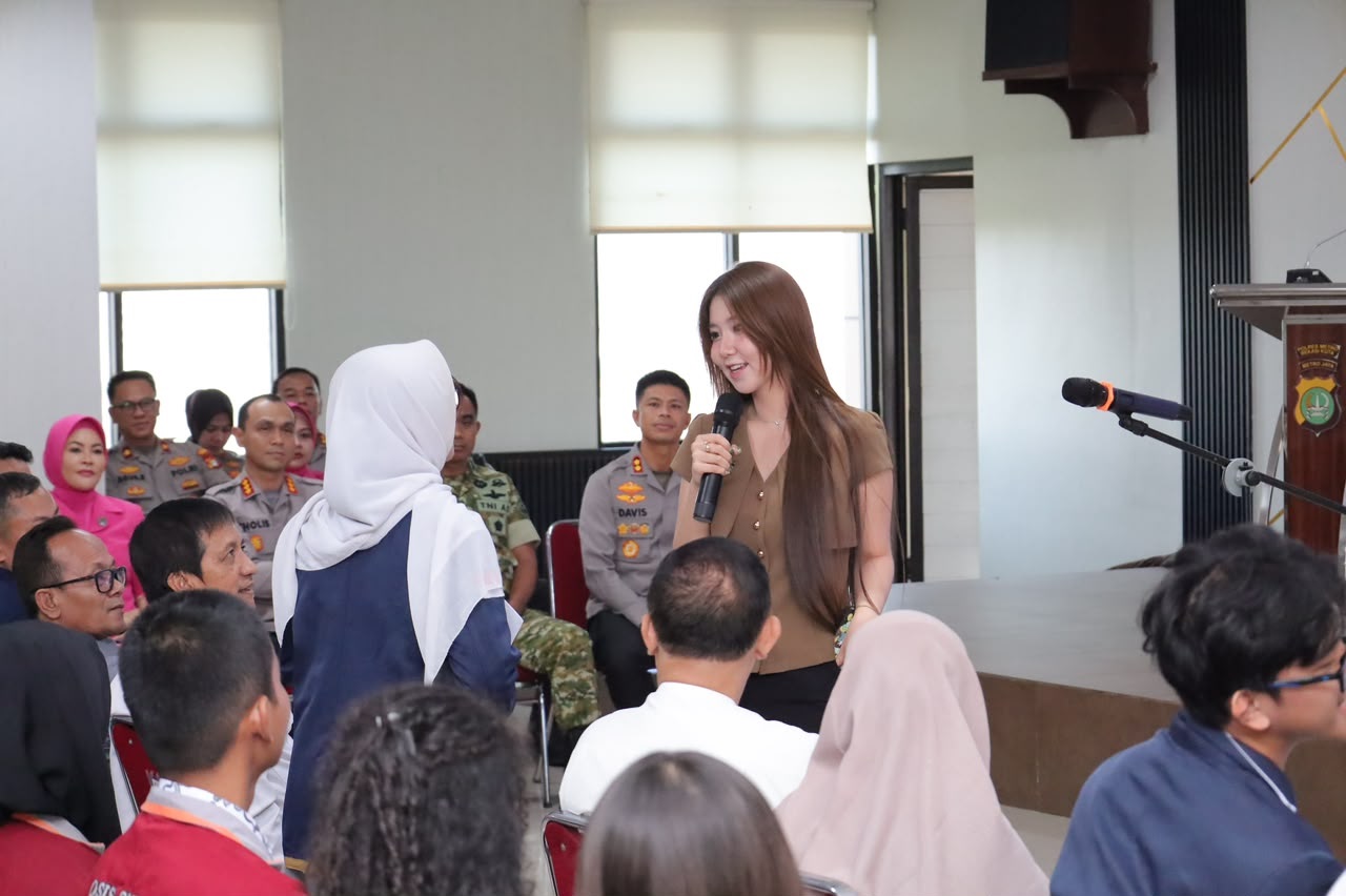 Bekasi - Kreator konten Meicy Villia Kalangi atau Vilmei saat memberikan edukasi media sosial kepada 242 ketua OSIS SMA dan SMK se-Kota Bekasi dalam program Pelajar Bertanya Polisi Menjawab di Mapolres Metro Bekasi Kota, Selasa (22/9/2026). Foto: Ist/Gobekasi.id.