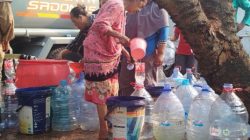 Krisis Air Bersih Pertama Kali Landa Desa Serang Cikarang Selatan, 108 Ribu Liter Air Disalurkan