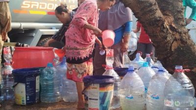 Bekasi - Warga di Desa Serang, Kecamatan Cikarang Selatan, Kabupaten Bekasi, mengantre penyaluran air bersih. Foto: Ist
