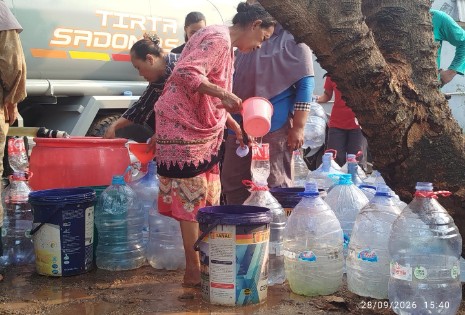 Bekasi - Warga di Desa Serang, Kecamatan Cikarang Selatan, Kabupaten Bekasi, mengantre penyaluran air bersih. Foto: Ist