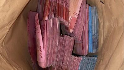Bekasi - Temuan uang gepokan pecahan rupiah di dalam amplop coklat di kawasan Perumahan Kemang Pratama. Foto: Ist/Gobekasi.id.