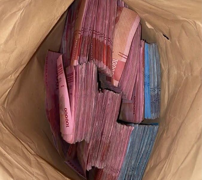 Bekasi - Temuan uang gepokan pecahan rupiah di dalam amplop coklat di kawasan Perumahan Kemang Pratama. Foto: Ist/Gobekasi.id.