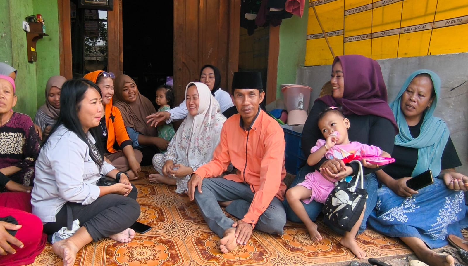 Bekasi - Surya, pemilah barang bekas dari Mekarwangi, menang tipis dalam Pilkades 2026 setelah mengalahkan calon petahana dengan selisih 92 suara. Foto: Ist