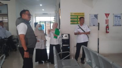 Bekasi - Kepala Dinas Kesehatan Kota Bekasi Hadi Prabowo saat meninjau Puskesmas. Foto: Ist/Gobekasi.id.