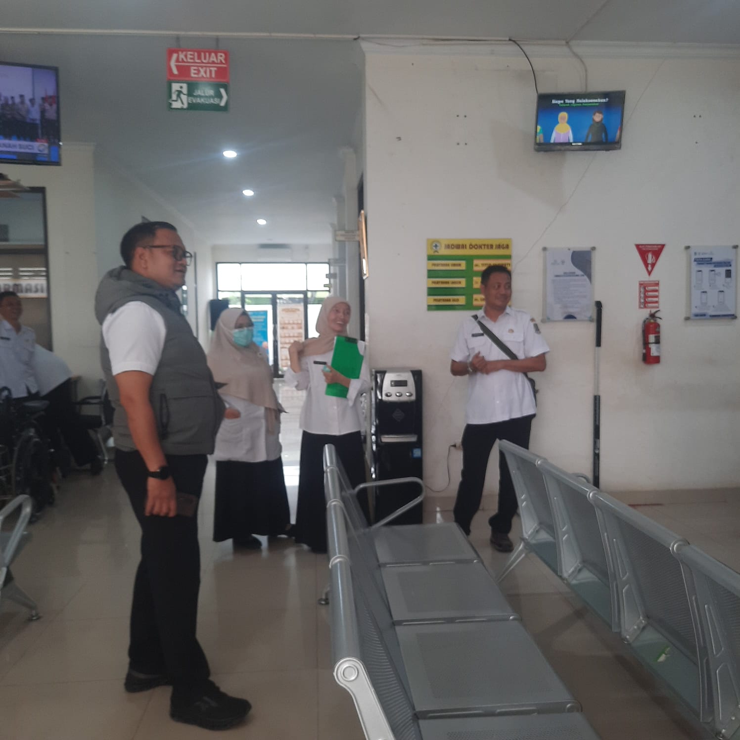 Bekasi - Kepala Dinas Kesehatan Kota Bekasi Hadi Prabowo saat meninjau Puskesmas. Foto: Ist/Gobekasi.id.