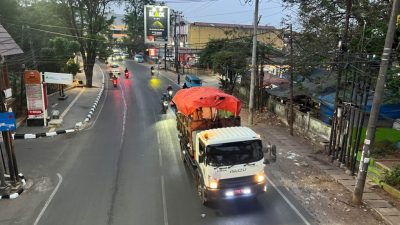 Bekasi - Jalan Raya Narogong di Kota Bekasi yang rawan kecelakaan akibat licin dan minim penerangan. Foto: Ist