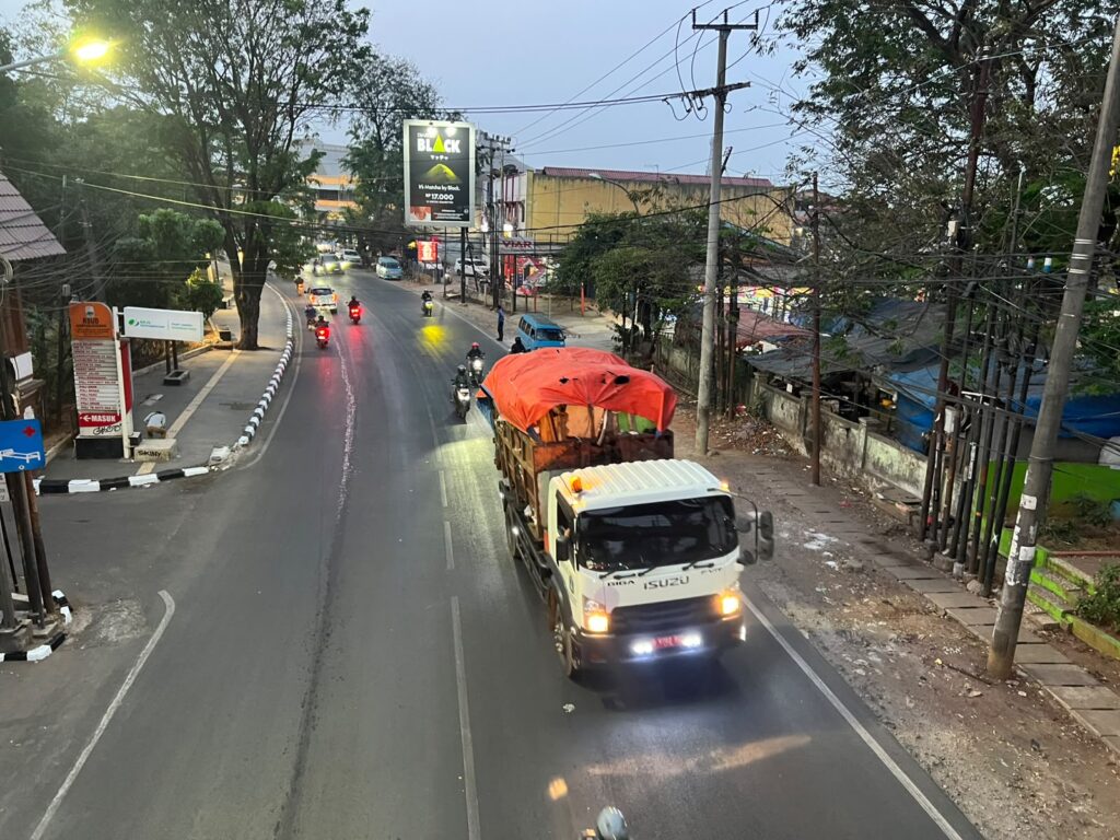 Bekasi - Jalan Raya Narogong di Kota Bekasi yang rawan kecelakaan akibat licin dan minim penerangan. Foto: Ist