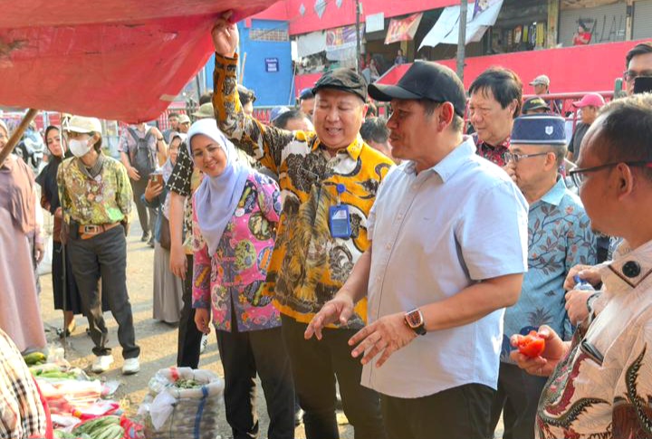 Bekasi - Ketua DPRD Kota Bekasi, Sardi Effendi bersama Ketua Komisi III Arif Rahman Hakim dan Direktur PT Mitra Patriot David Rahardja saat berada di Pasar Baru, Kamis (3/9/2026). Foto: Ist/Gobekasi.id.