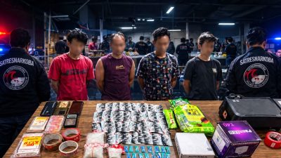 Bekasi - Satresnarkoba Polres Metro Bekasi menyita 266,72 gram sabu dan 39 cartridge vape Etomidate dari tiga lokasi di Tambun Utara. Empat orang diamankan. Foto: Ist/Gobekasi.id.