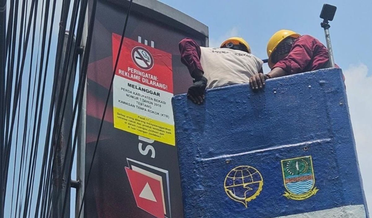 Bekasi - Bapenda Kabupaten Bekasi menempelkan stiker merah pada 61 papan reklame penunggak pajak. Penyelenggara diberi waktu 14 hari sebelum tindakan penutupan. Foto: Ist