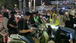 Antisipasi Abu Vulkanik Krakatau, Polres Metro Bekasi Kota Bagikan Masker ke Warga