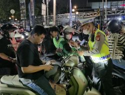 Antisipasi Abu Vulkanik Krakatau, Polres Metro Bekasi Kota Bagikan Masker ke Warga