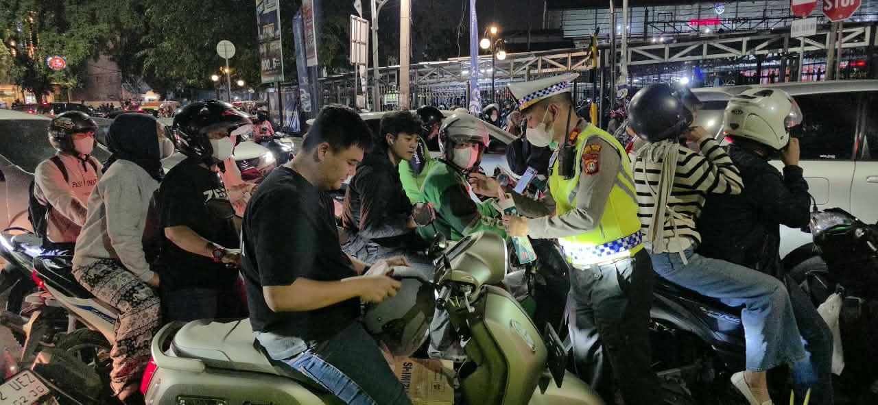Bekasi - Polres Metro Bekasi Kota membagikan masker di titik ramai untuk mengantisipasi sebaran abu vulkanik Gunung Anak Krakatau, Minggu (6/9/2026) malam. Foto: Ist/Gobekasi.id.