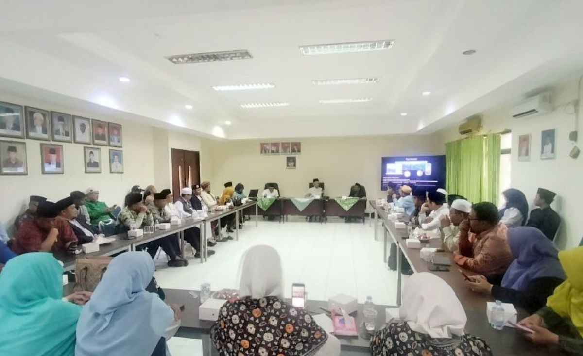 Bekasi - Musyawarah bersama membahas pernyataan sikap para tokoh agama dan masyarakat dalam merespons perkembangan situasi berkaitan fenomena LGBTQ di Kantor MUI Kabupaten Bekasi, kompleks perkantoran Pemkab Bekasi, Desa Sukamahi, Kecamatan Cikarang Pusat, Minggu (13/9/2026). FotoL Ist/Gobekasi.id.