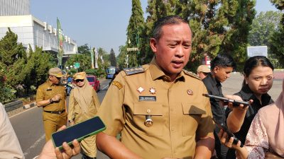 Bekasi - Wali Kota Bekasi Tri Adhianto menggelar doa bersama keselamatan lima jurnalis yang hilang kontak di Selat Sunda saat ingin meliput Erupsi Gunung Anak Krakatau, Senin (14/9/2026). Foto: Septian/Gobekasi.id.