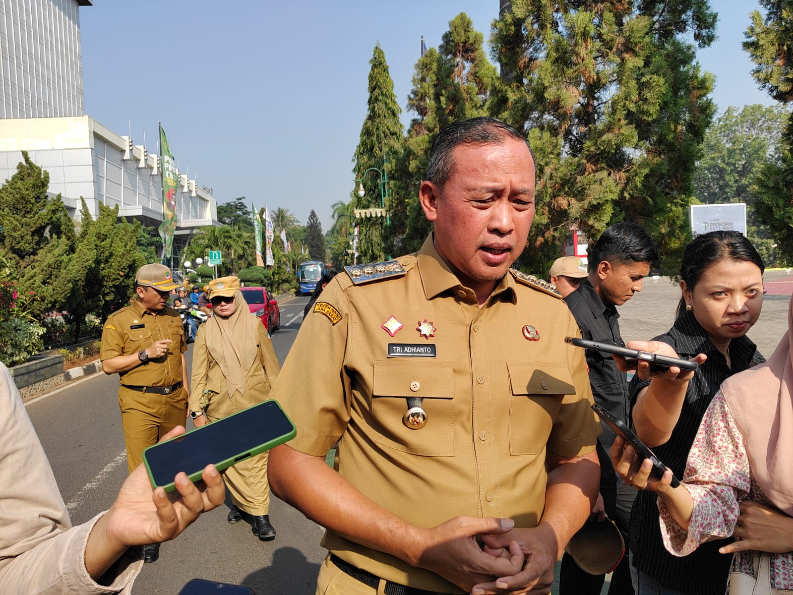 Bekasi - Wali Kota Bekasi Tri Adhianto menggelar doa bersama keselamatan lima jurnalis yang hilang kontak di Selat Sunda saat ingin meliput Erupsi Gunung Anak Krakatau, Senin (14/9/2026). Foto: Septian/Gobekasi.id.